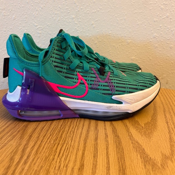 Nike LeBron Youth Basketball Shoes - Picture 3 of 3